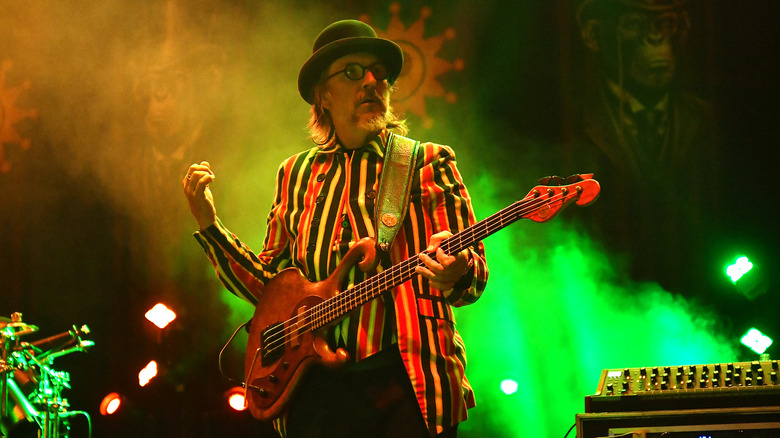 Les Claypool performing live