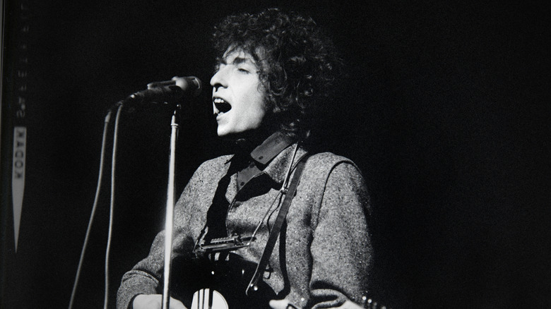 Bob Dylan performs in 1966