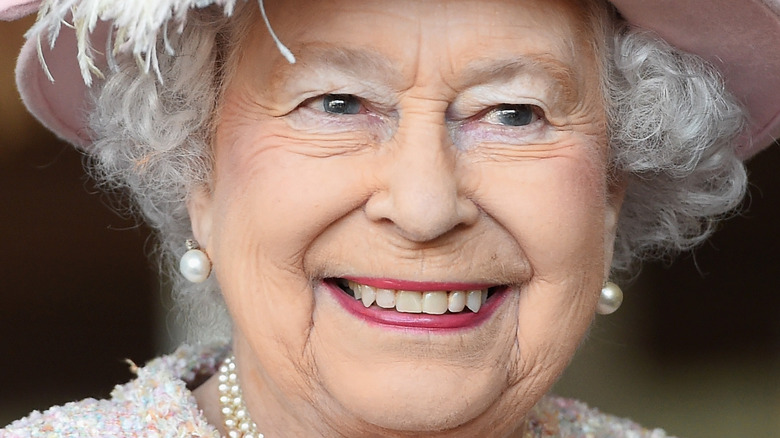 queen elizabeth in a pink hat