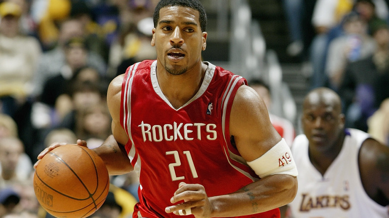 Jim Jackson dribbles the ball