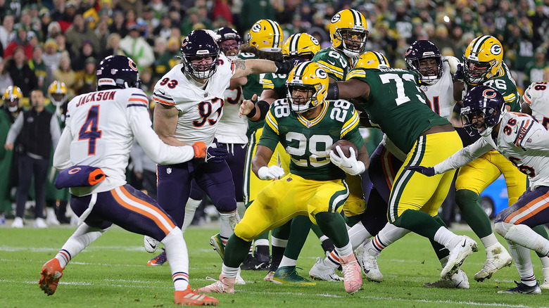 the chicago bears and green bay packers on the field