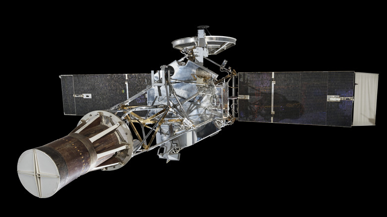 Engineering model of Mariner spacecraft
