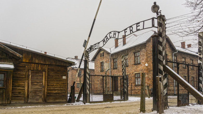 front gates of auschwiz