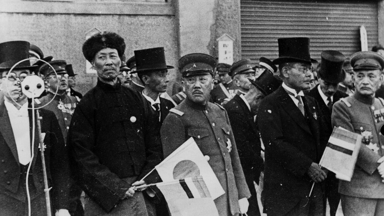 members of manchurian public trying to see the emperor, 1935
