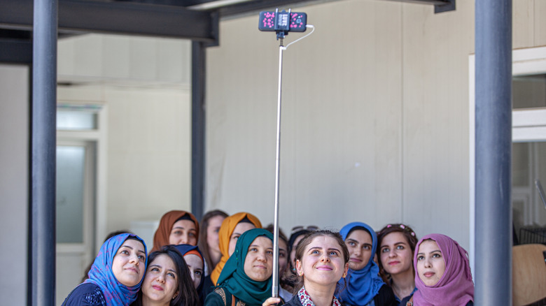 iraqi women in veils taking selfie