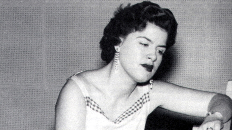 Patsy Cline sitting at a piano