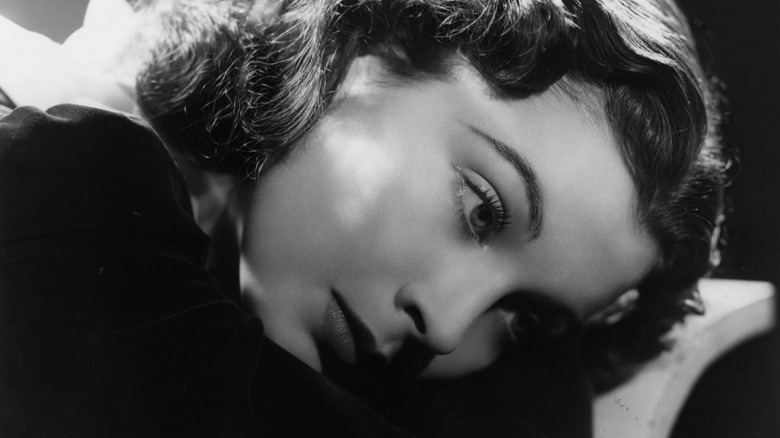 Vivien Leigh leans against a headboard