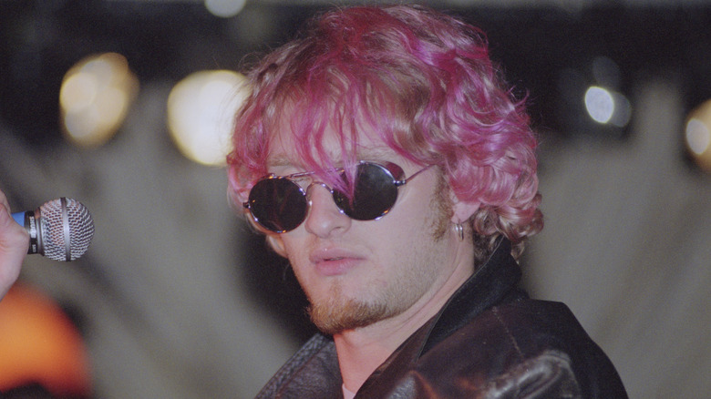 Layne Staley with pink hair and sunglasses