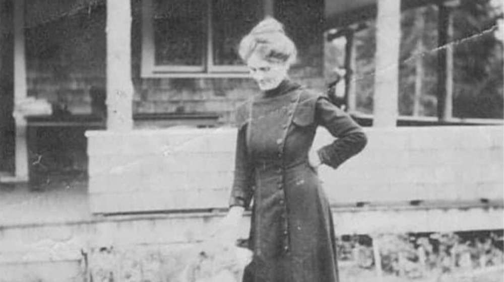 Linda Hazzard outside her sanitarium