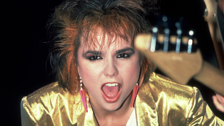 Patty Smyth singing in gold jacket 1984