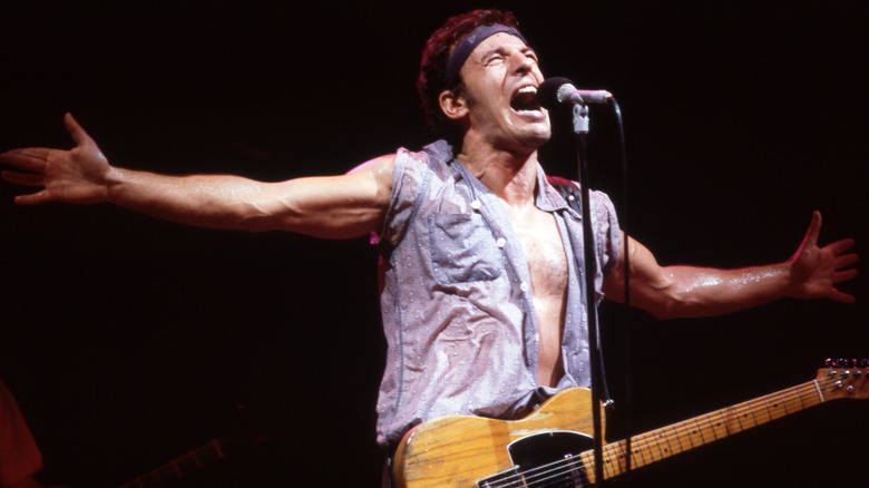 Bruce Springsteen singing on tour