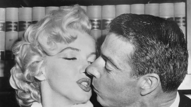 Marilyn Monroe kissing Joe DiMaggio