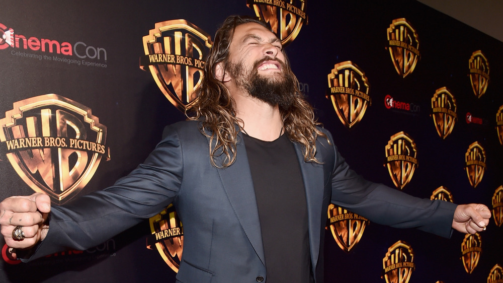 Jason Momoa flexing