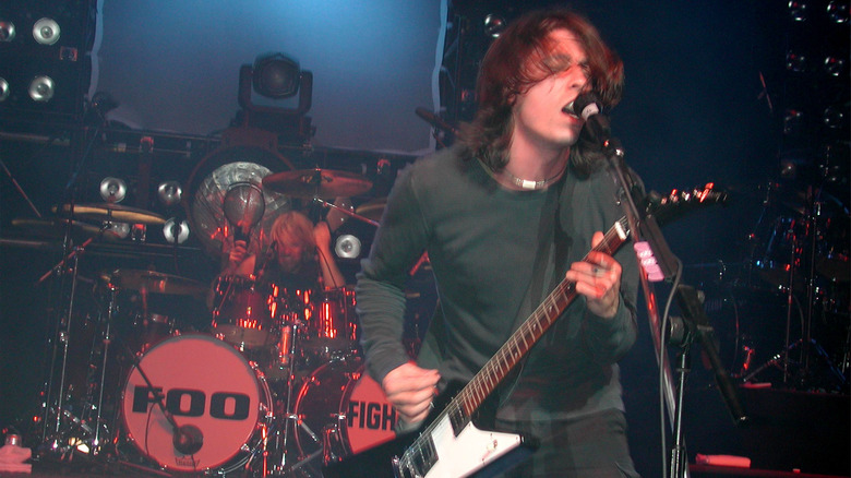 dave grohl playing guitar
