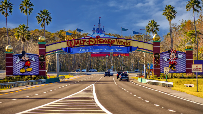 the entrance to walt disney world