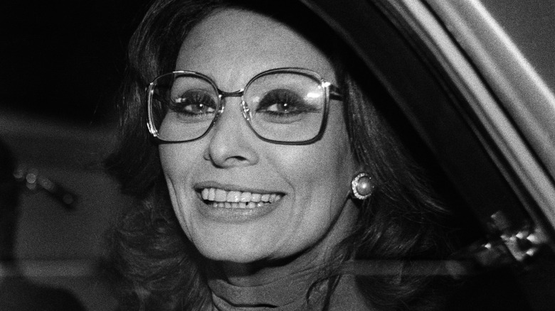 sophia loren in the back of a car