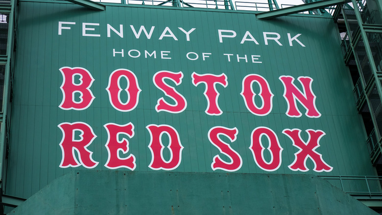 boston red sox sign