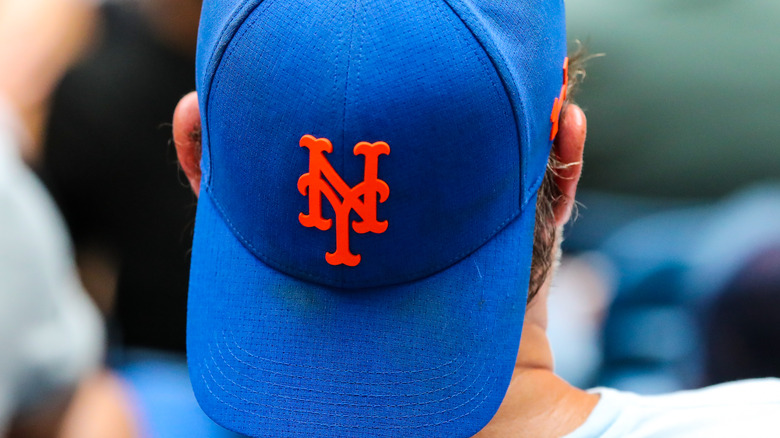 Fan wearing backwards Mets cap