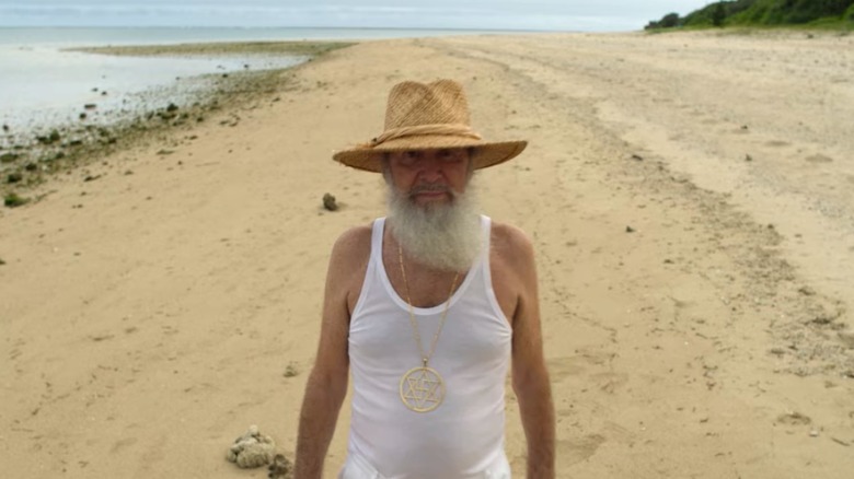 Raël in hat beach