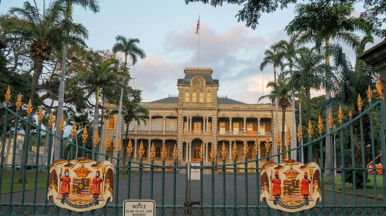 iolani palace with gates closed