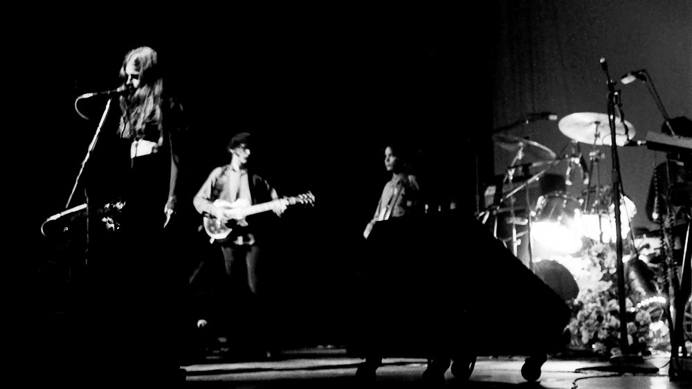 Mazzy Star performs at the Palladium in Los Angeles in 1994
