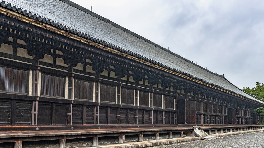 A photo of the temple at Sanjusangen-do