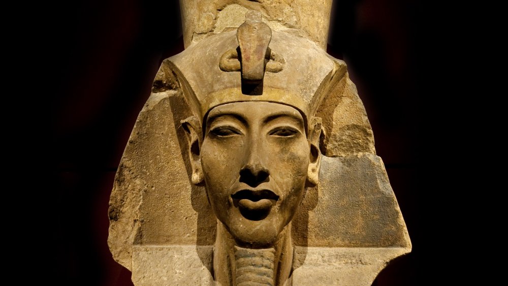 akhenaten statue