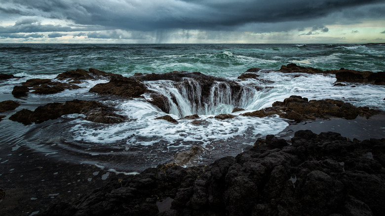 Thor's Well on a cloudy day on the Oregon coast 