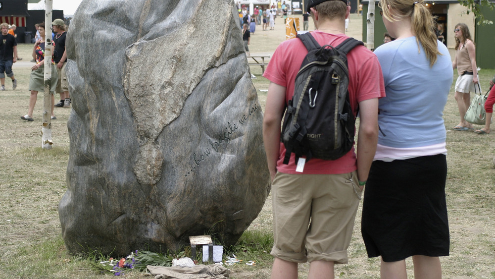 two people next to Roskilde memorial