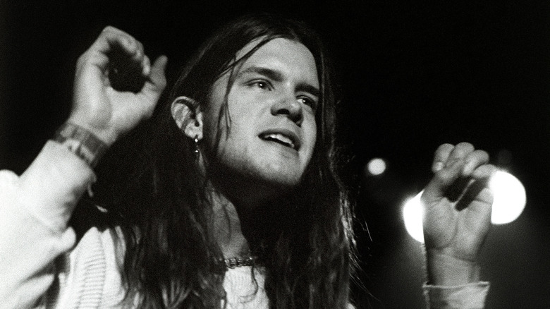 Shannon Hoon performing