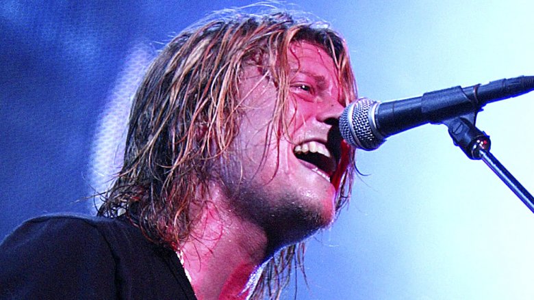 Wes Scantlin singing into mic on stage