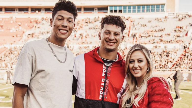 Mahomes brothers pose with Brittany Matthews