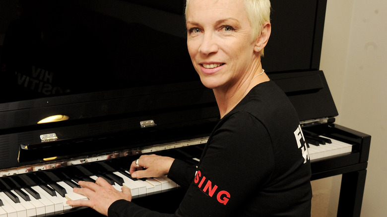 Annie Lennox casually playing keys