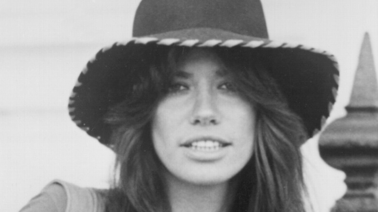 Carly Simon in hat