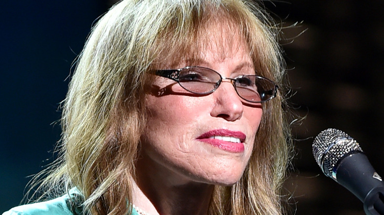 Carly Simon public speaking teal dress