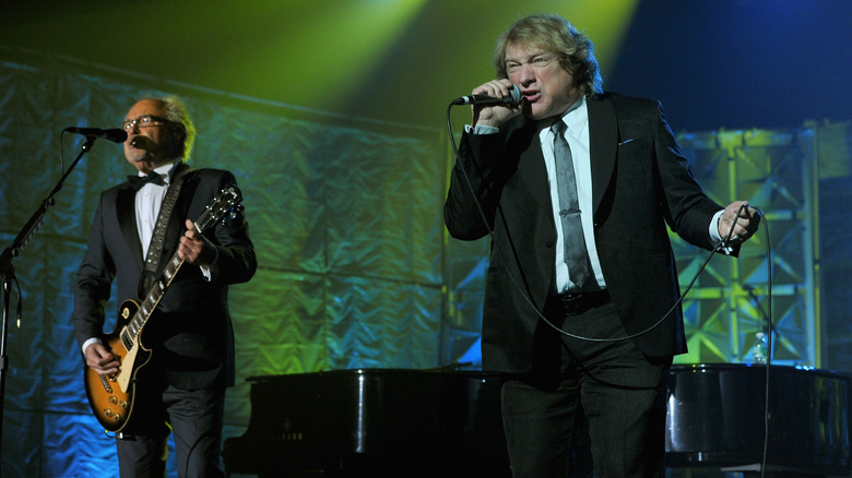 Lou Gramm and Mick Jones performing
