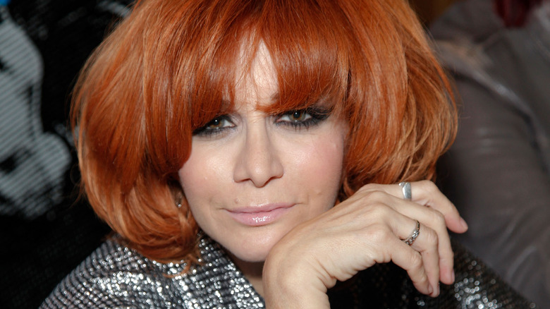 Linda Ramone red hair posing