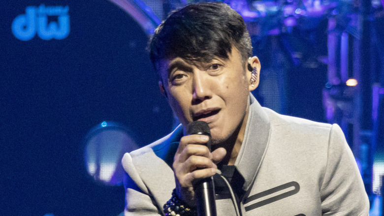 Arnel Pineda singing staring at camera