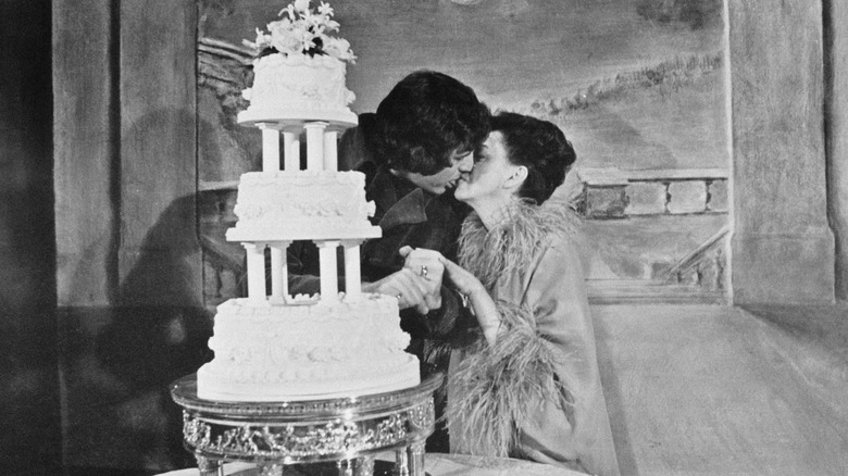 Mickey Deans and Judy Garland kissing in front of wedding cake