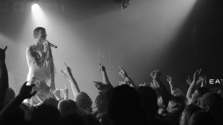 Scott Weiland performing