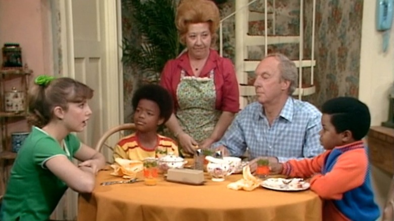 cast of "Diff'rent Strokes" sitting around table 