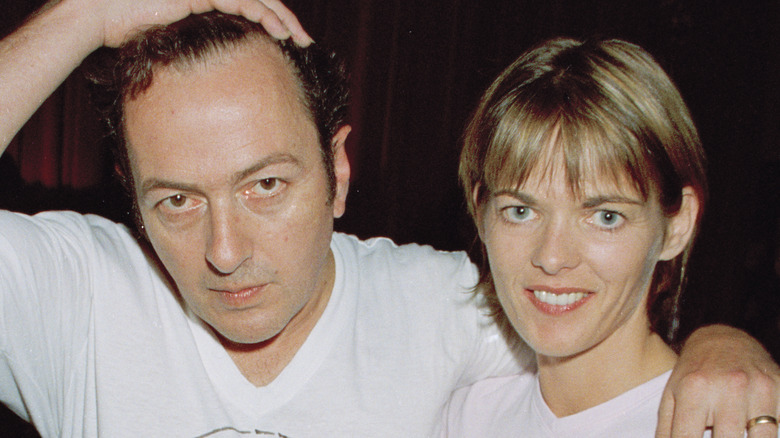 Joe Strummer and Lucinda Talt arms around each other