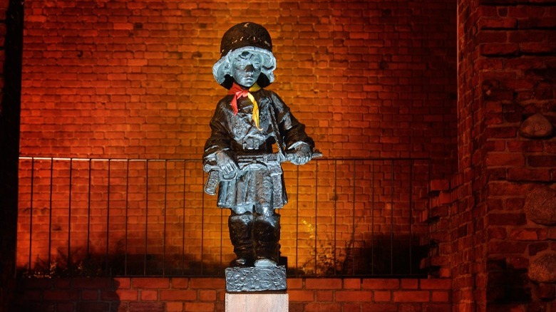 Mały Powstaniec statue at night