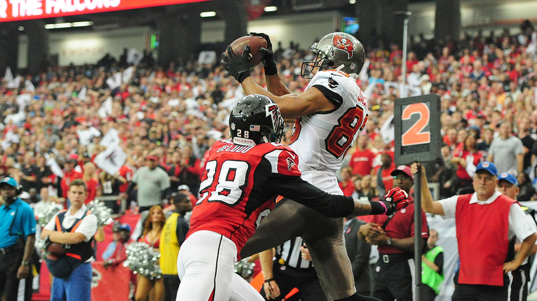 Vincent Jackson catching a football