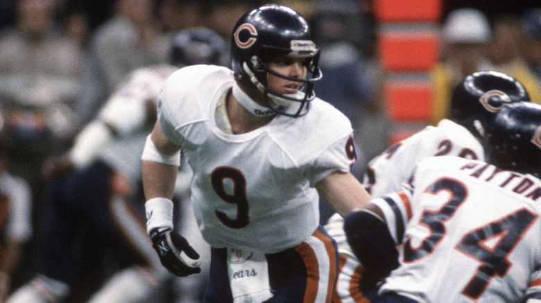 Jim McMahon hands off to Walter Payton