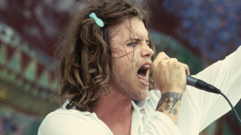 Shannon Hoon white shirt singing mic
