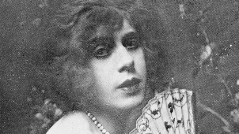 Portrait Lili Elbe necklace hand fan