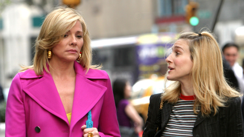 Kim Cattrall and Sarah Jessica Parker on New York street talking filming scene