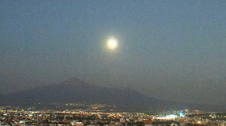 Screenshot of bright light above Popocatépetl volcano, Mexico.