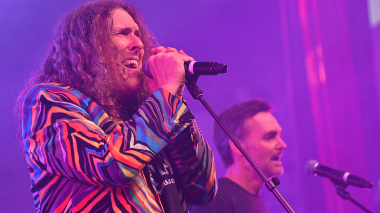 Weird Al Yankovic and Will Forte sing on stage.